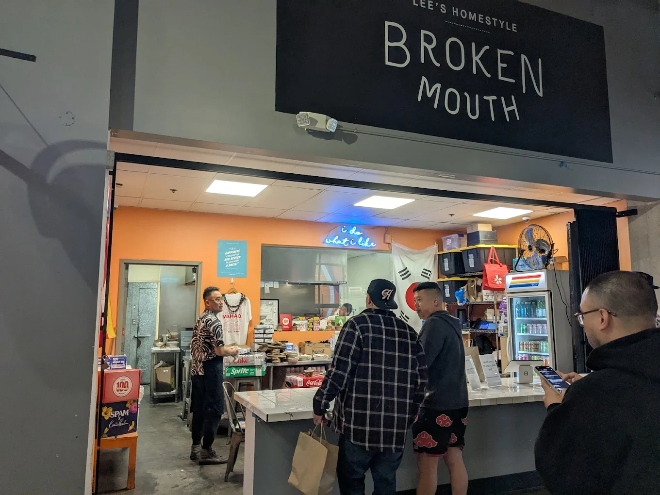 BROKEN MOUTH shop exterior